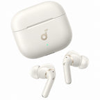 Perechea de căști Soundcore P42i albe lângă carcasa închisă