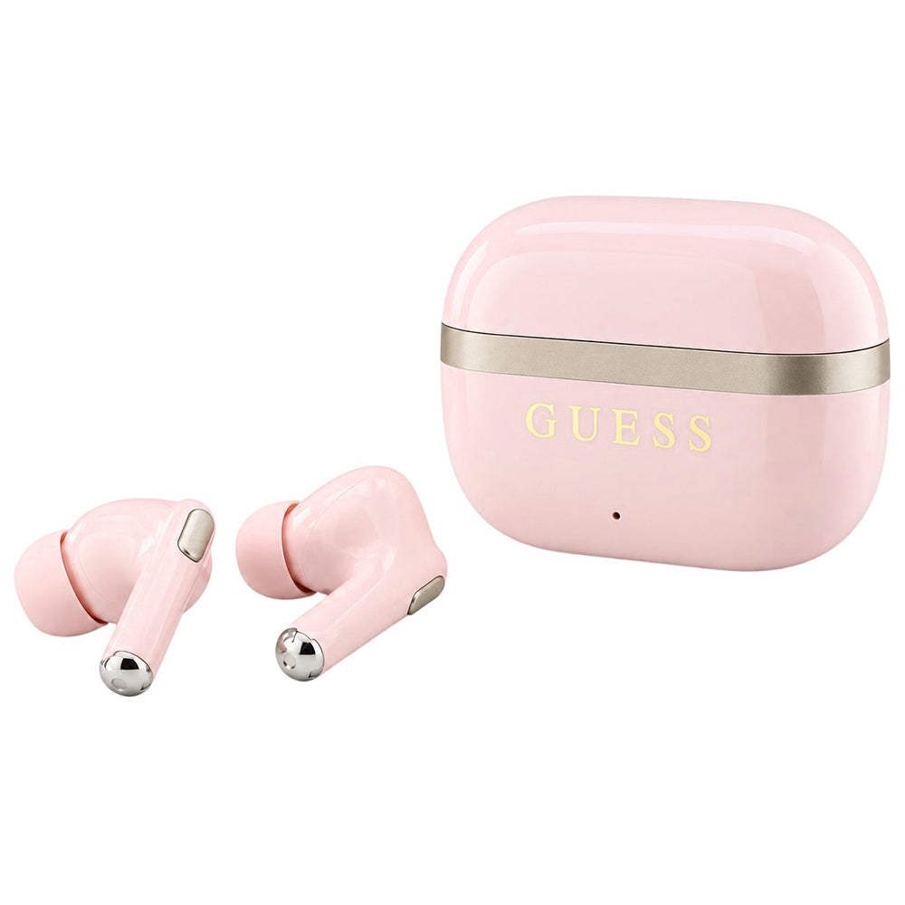 Căști GUESS Glossy Gold Line roz lângă carcasa de încărcare cu logo