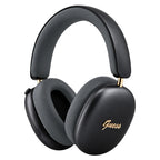 Căști wireless GUESS Metal Script Logo negre, vedere din unghi cu logo metalic