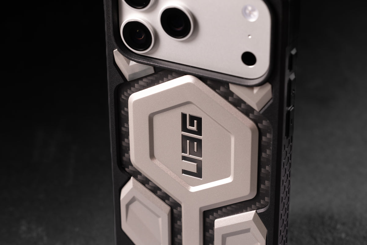 UAG Monarch Pro Titanium iPhone 17 Pro – detaliu fotografic al spatelui