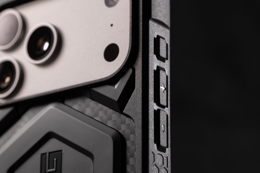 UAG Monarch Pro Titanium iPhone 17 Pro – detaliu fotografic al camerei și butoanelor