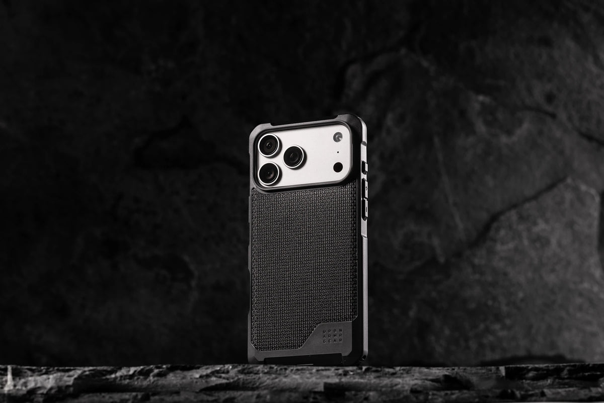 UAG Metropolis LT Kevlar Black – fotografie de utilizare pe fundal de piatră