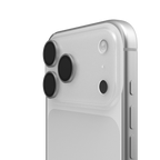 UAG Lens Shield Titanium montat pe obiectivele unui iPhone 17 Pro, vedere de aproape