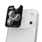 Aplicatorul UAG Lens Shield Titanium poziționat pe modulul foto al telefonului