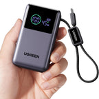 Ugreen PB727 ținut în mână, cu afișajul și mufa USB-C vizibile