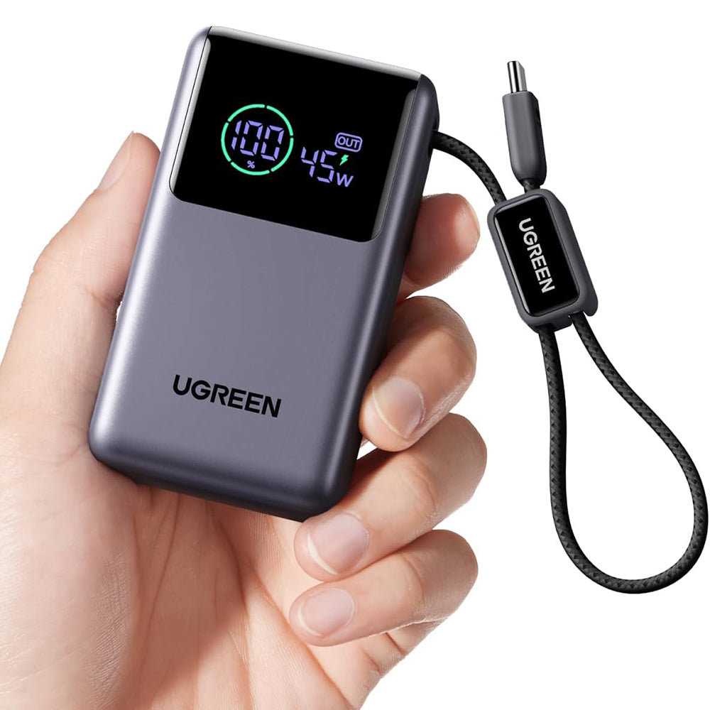 Ugreen PB727 ținut în mână, cu afișajul și mufa USB-C vizibile